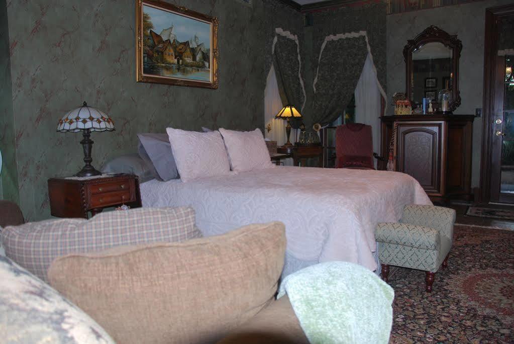 A Walk In The Woods Bed And Breakfast Southold Bagian luar foto