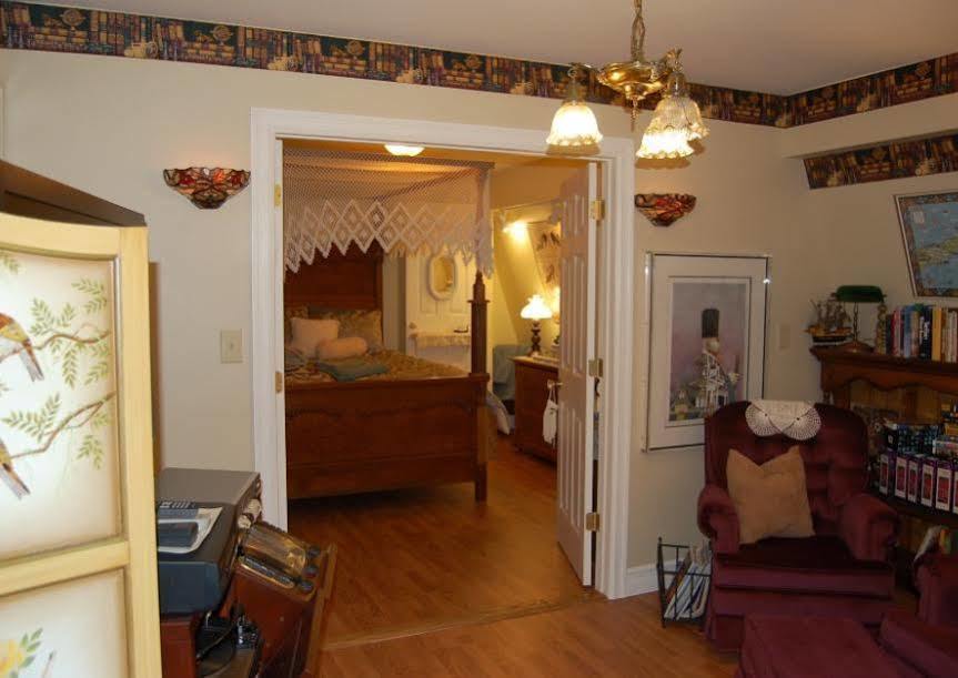 A Walk In The Woods Bed And Breakfast Southold Bagian luar foto