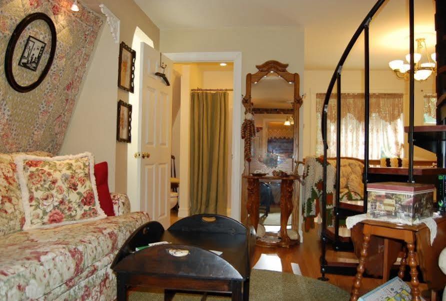 A Walk In The Woods Bed And Breakfast Southold Bagian luar foto