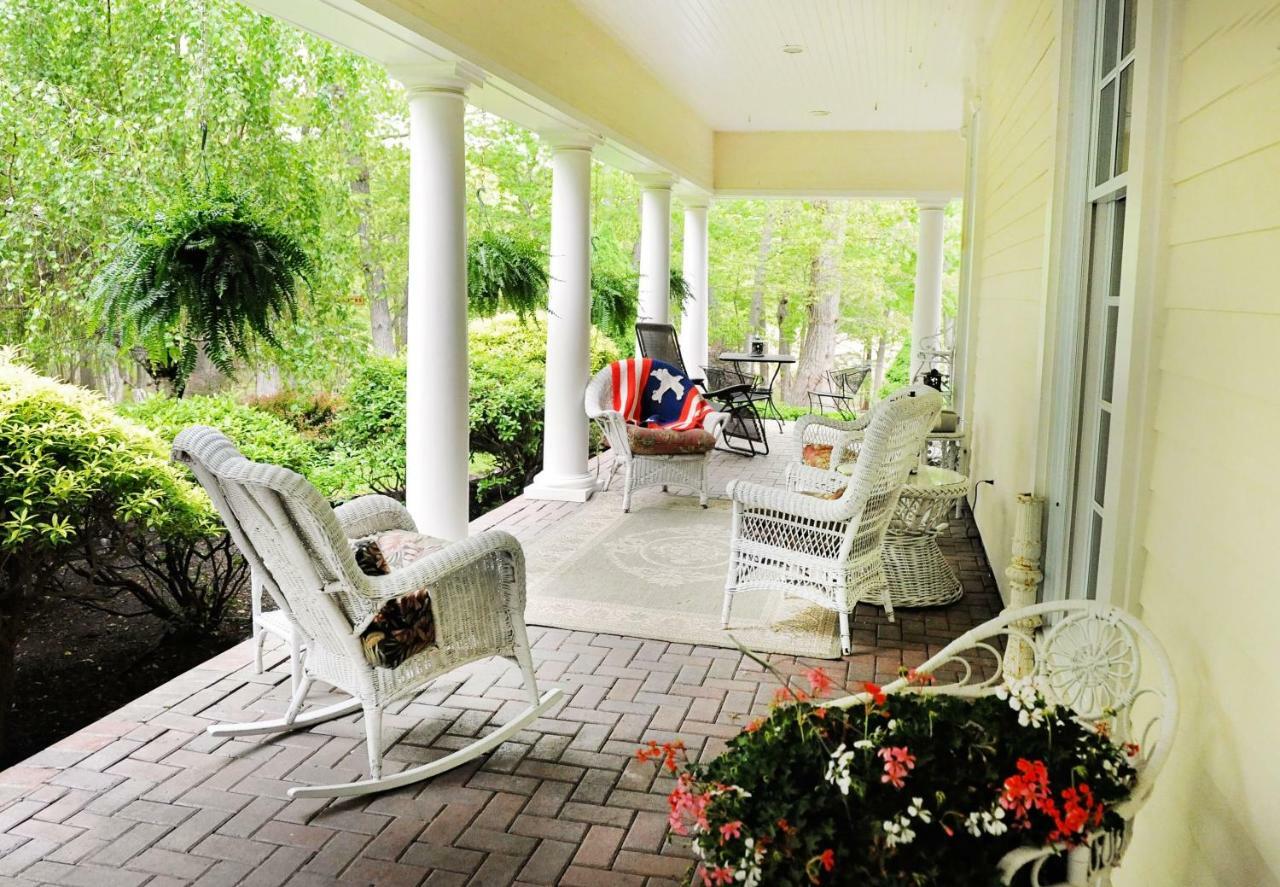 A Walk In The Woods Bed And Breakfast Southold Bagian luar foto
