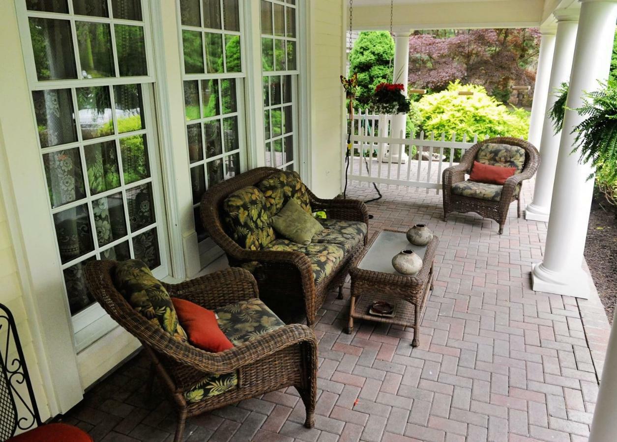A Walk In The Woods Bed And Breakfast Southold Bagian luar foto